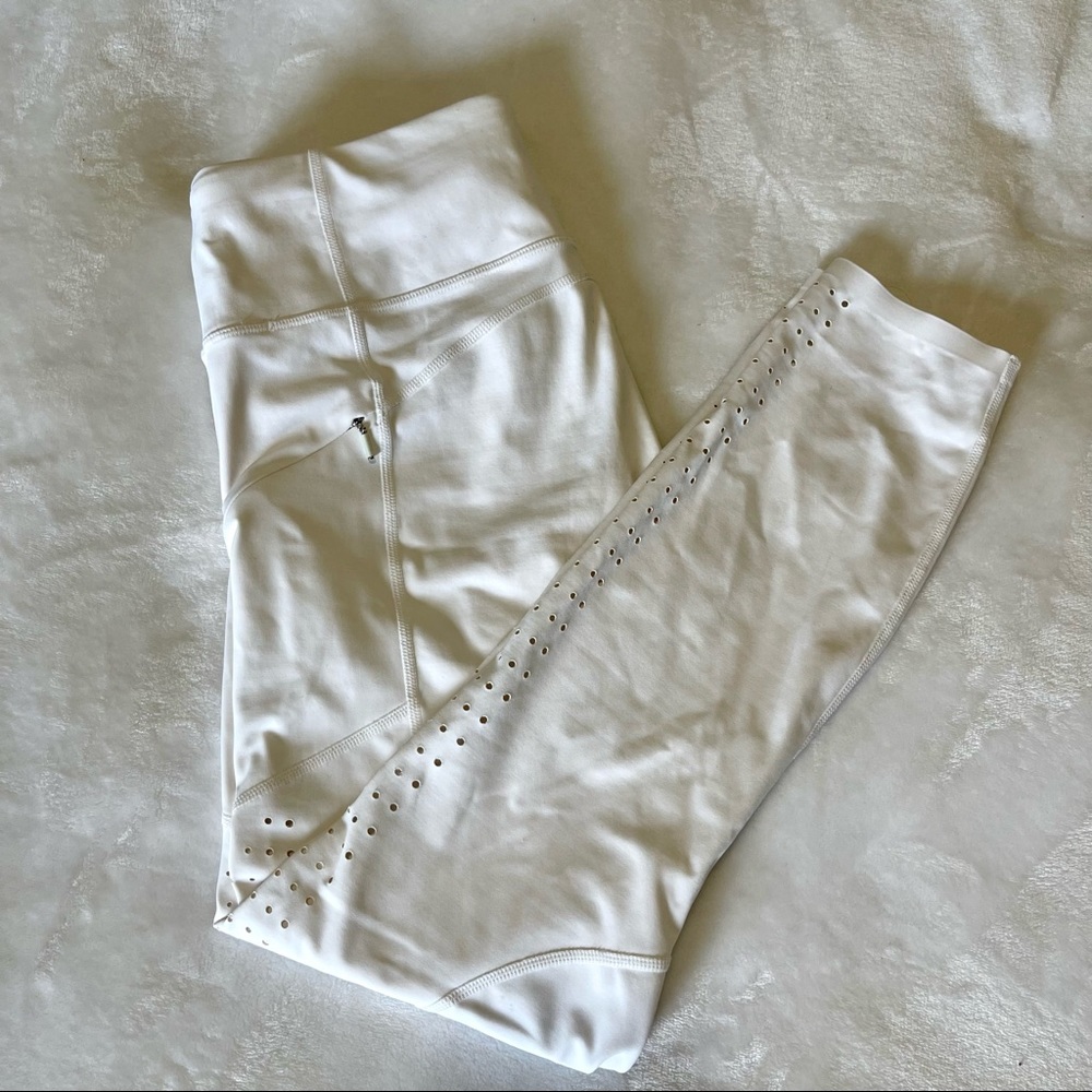 ❗️Athleta white capri leggings with hole design